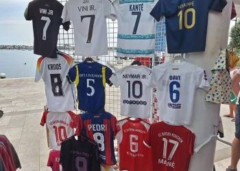 Pokušali prodati krivotvorenu odjeću u Umagu, no nije im uspjelo!