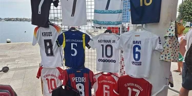 Pokušali prodati krivotvorenu odjeću u Umagu, no nije im uspjelo!