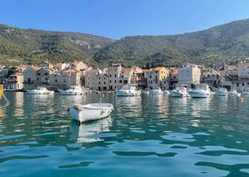 DRAMA KOD KOMIŽE Tonuo katamaran, spasili ga vatrogasci!