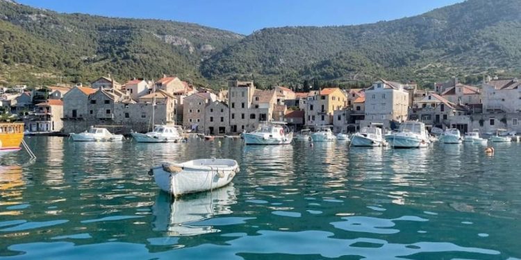 DRAMA KOD KOMIŽE Tonuo katamaran, spasili ga vatrogasci!