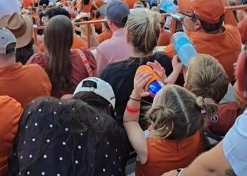 Šokantan trenutak u kojem je dijete uhvaćeno na videu kako pije PIVO na teksaškoj nogometnoj utakmici – dok njezina mama žmiri na oko