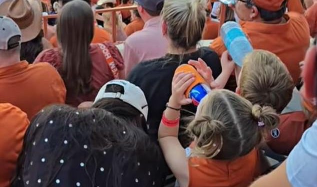 Šokantan trenutak u kojem je dijete uhvaćeno na videu kako pije PIVO na teksaškoj nogometnoj utakmici – dok njezina mama žmiri na oko