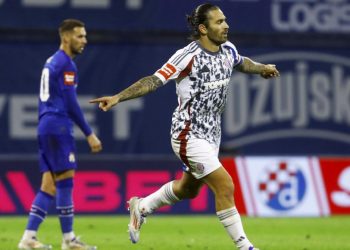 Sportske novosti – Detalj s Livajom na kraju utakmice najbolje pokazuje koliko ‘izgara’. Povezala se dva ‘prirodna mangupa’