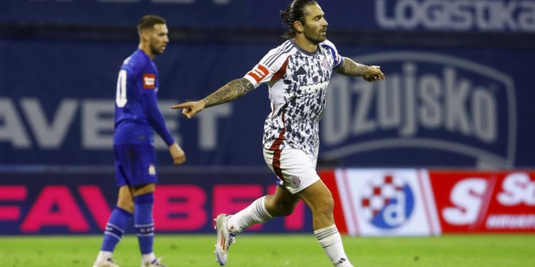 Sportske novosti – Detalj s Livajom na kraju utakmice najbolje pokazuje koliko ‘izgara’. Povezala se dva ‘prirodna mangupa’