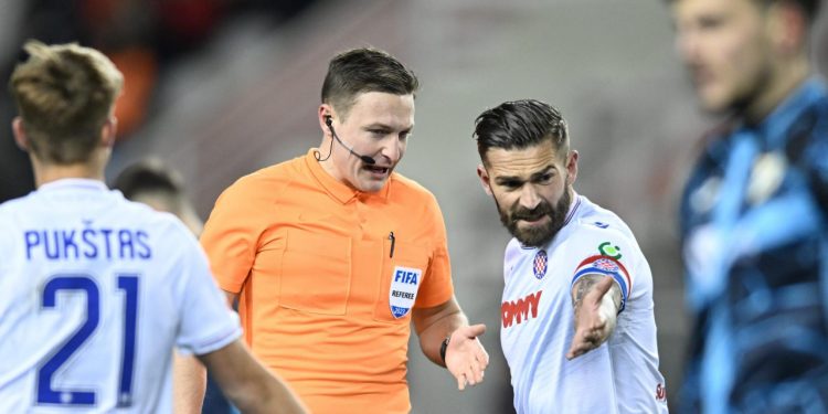 Sportske novosti – Sa sucem koji će voditi Jadranski derbi Livaja je već imao okršaj, tada se angažirala famozna čitačica usana