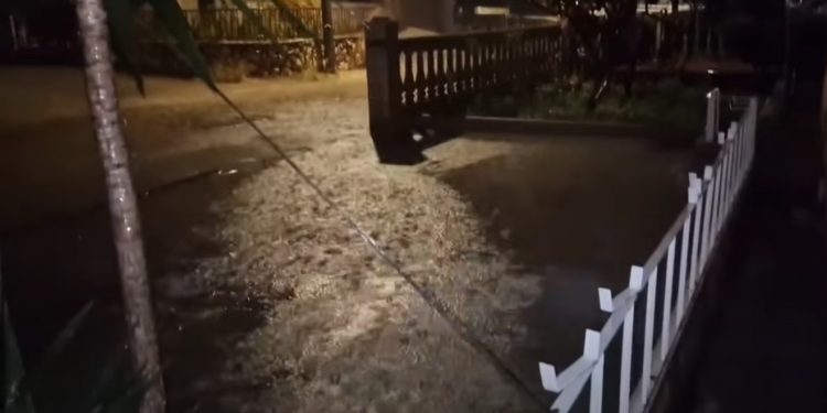 Stigli prizori posljedica nevremena u Hrvatskoj: Vjetar čupao stabla, bujice na ulicama