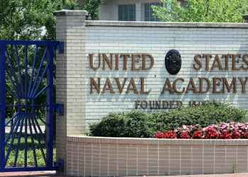 Suđenje za korištenje prijema temeljenog na rasi u Mornaričkoj akademiji počelo je u križarskom ratu protiv afirmativne akcije