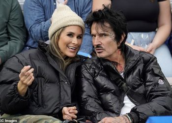 Supruga Tommyja Leeja Brittany Furlan spašava njihova psa nakon napada kojota u dvorištu kuće u LA-u