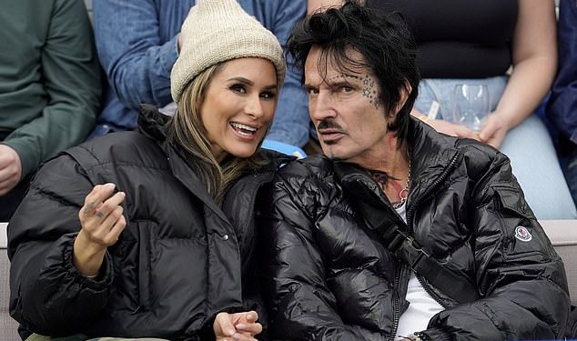 Supruga Tommyja Leeja Brittany Furlan spašava njihova psa nakon napada kojota u dvorištu kuće u LA-u