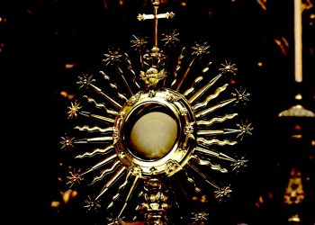 Svćenik objasnio kako demoni preziru Presveti Sakrament: ‘Napadat će ljude’