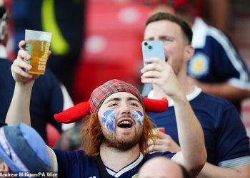 Swinney kaže da zabrana pića NEĆE biti ukinuta na škotskim nogometnim utakmicama