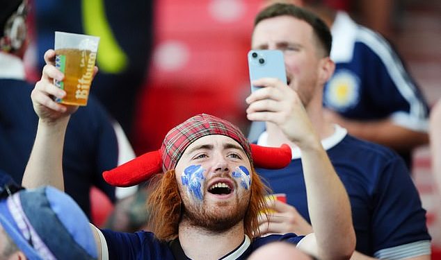 Swinney kaže da zabrana pića NEĆE biti ukinuta na škotskim nogometnim utakmicama