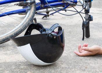 TRAŽE SE OČEVICI Vozač bicikla u Kaštelima pao i dobio ozljede opasne po život