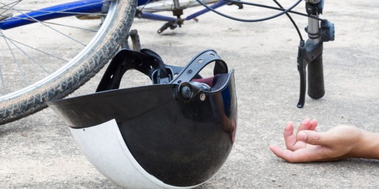 TRAŽE SE OČEVICI Vozač bicikla u Kaštelima pao i dobio ozljede opasne po život