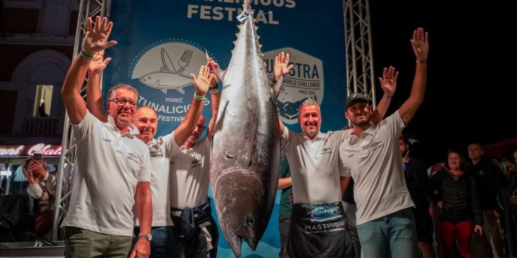 TUNISTRA Tuna teška više od 130 kg i duga preko dva metra donijela vodstvo talijanskoj ekipi „Black“