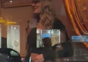 Taylor Swift nosi kariranu minicu dok ona i najbolja drugarica Gigi Hadid uživaju u djevojačkoj večeri u New Yorku