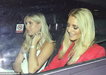 Tess Daly pridružuje se svojoj glamuroznoj kćeri Phoebe, 19, koja napušta prvu emisiju uživo Strictly dok ozarena sutkinja Shirley Ballas odlazi sa svojom majkom