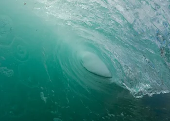 Tihi ocean je najveći oceanski bazen na svijetu, pokriva milijune četvornih milja, dubine u prosjeku 13 000 stopa