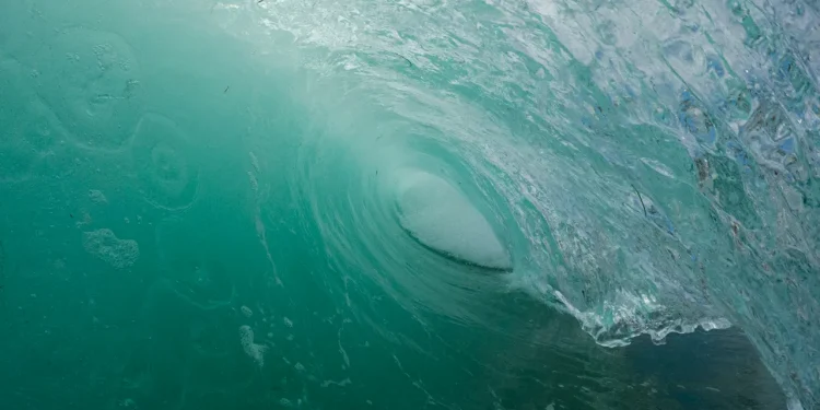 Tihi ocean je najveći oceanski bazen na svijetu, pokriva milijune četvornih milja, dubine u prosjeku 13 000 stopa