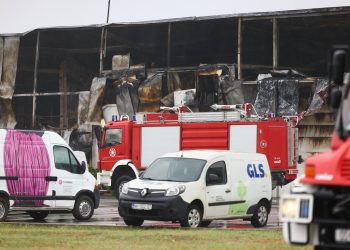 Tijekom požara u Osijeku odjekivale eksplozije: ‘Odbacile su dva vatrogasca’