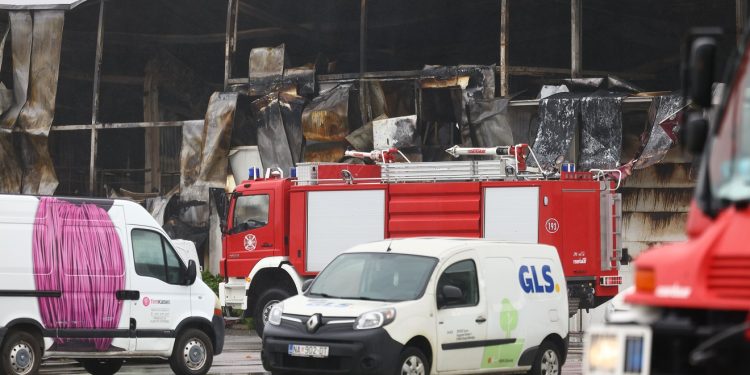 Tijekom požara u Osijeku odjekivale eksplozije: ‘Odbacile su dva vatrogasca’