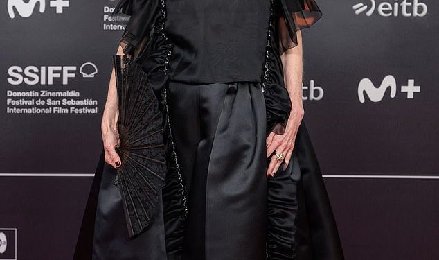 Tilda Swinton obećava svoju potporu ratom razorenoj Gazi dok se uvlači u elegantnu crnu satensku haljinu na Filmskom festivalu u San Sebastianu