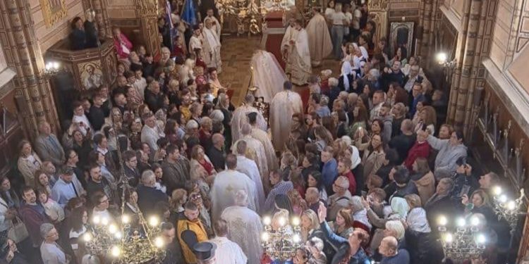 Tisuće hodočasnika u Križevcima dočekali moći sv. Šarbela: ‘Kiša radosti spustila se na prisutne’