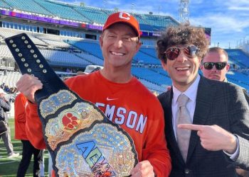 Tony Khan, u Fulhamu u hrvanju u nogometu