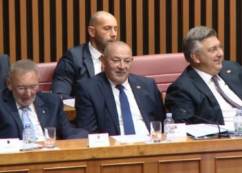 Totalni cirkus u Saboru: ‘Idu premijer i patuljci, evo debla i njegovih panjeva’