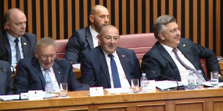 Totalni cirkus u Saboru: ‘Idu premijer i patuljci, evo debla i njegovih panjeva’