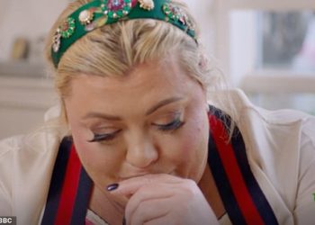 Tragični život ‘shizofrene’ bake Gemme Collins otkriva se dok se zvijezda TOWIE i njezina mama slome u emisiji Tko misliš da si? – a gledatelji ostaju u suzama