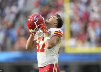 Travis Kelce se VRATIO! Zvijezda Chiefsa ušutkala je kritičare rekordnim prikazom kako bi pomogla Kansas Cityju da pobijedi Chargerse rezultatom 17-10… unatoč tome što se Taylor Swift ponovno nije pojavila
