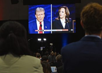 Trump i Harris izjednačeni u ključnim swing stanjima – anketa – RT World News