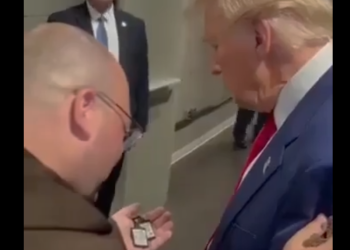 Trump prihvatio škapular od katoličkog svećenika: ‘Spašava vječnog ognja’