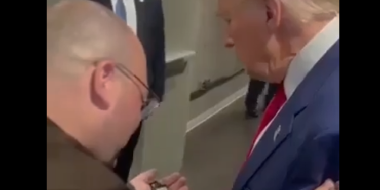 Trump prihvatio škapular od katoličkog svećenika: ‘Spašava vječnog ognja’