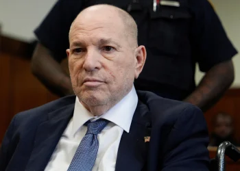 Tužitelji u Ujedinjenom Kraljevstvu odbacili su optužbe protiv Harveya Weinsteina za nepristojni napad