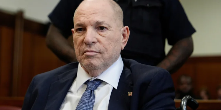 Tužitelji u Ujedinjenom Kraljevstvu odbacili su optužbe protiv Harveya Weinsteina za nepristojni napad