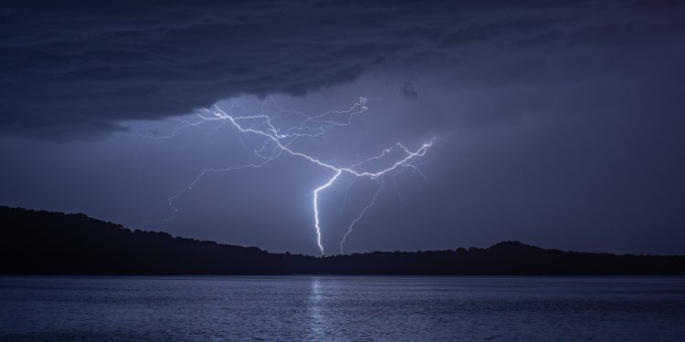 U Hrvatsku stiže promjena, ali prvo još grmljavine, olujnog nevremena i pijavica