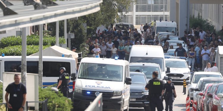 U KBC Zagreb upao naoružani muškarac: Policija ga je privela nakon opsadnog stanja