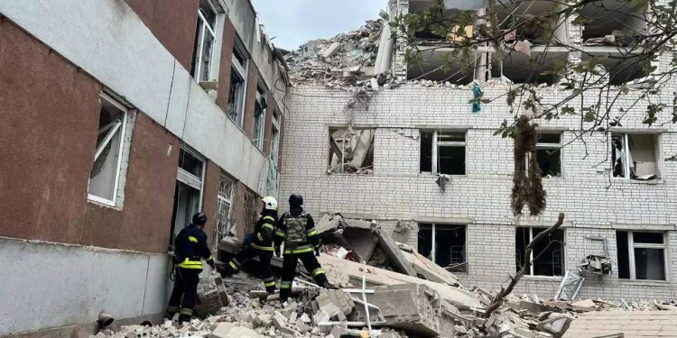 U ruskom napadu na medicinski centar u Sumiju ubijeno osam osoba, Zelenski bijesan