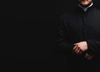 USRED SAHRANE UHIĆEN SVEĆENIK KOD ZADRA Priveden zbog seksualnog uznemiravanja maloljetnice!