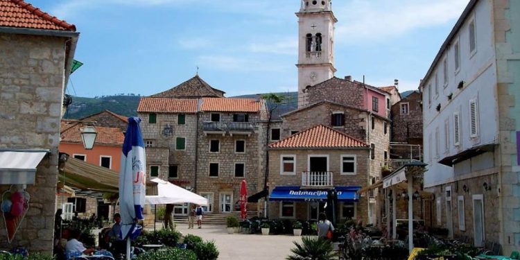 UTJERIVAČI DUGOVA S HVARA Za 100 eura Peruanca uboli nožem u leđa!