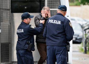 Ubio suprugu pred djecom pa batom za meso izudarao ljubavnika: Sud ga pustio na slobodu