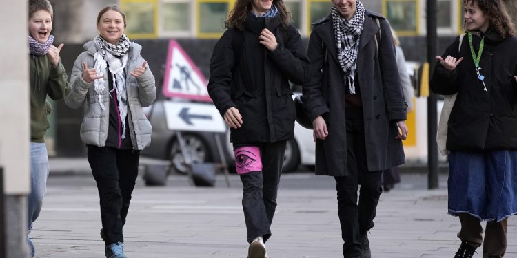 Ulaze u zgradu s ‘jurišnim puškama’: Greta Thunberg uhićena na prosvjedu