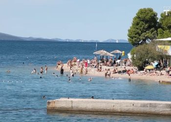 Unatoč hladnoći i izmjereno lošoj kvaliteti mora, lijepo vrijeme popunilo zadarsku plažu Kolovare