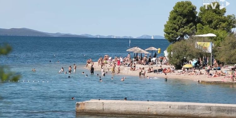 Unatoč hladnoći i izmjereno lošoj kvaliteti mora, lijepo vrijeme popunilo zadarsku plažu Kolovare
