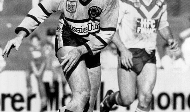 Uznemireni suigrači nogometnog velikana Michaela Speechleyja pokrenuli su očajničku potragu nakon što je posljednji put viđen kako živi izvan svog automobila