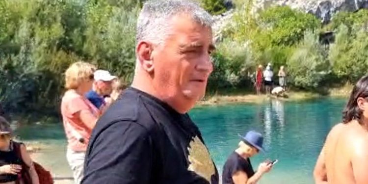 VIDEO Bulj ‘napao’ ljude koje je susreo na izvorištu Cetine: “Tko vam je dao dozvolu?”