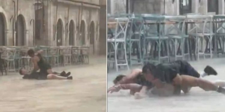 VIDEO Hrvanje na kiši. Dvojica mladića se potukla na Stradunu