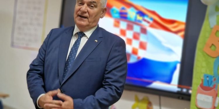 VIDEO Župan Boban početak nastave obilježio s učenicima u Prugovu